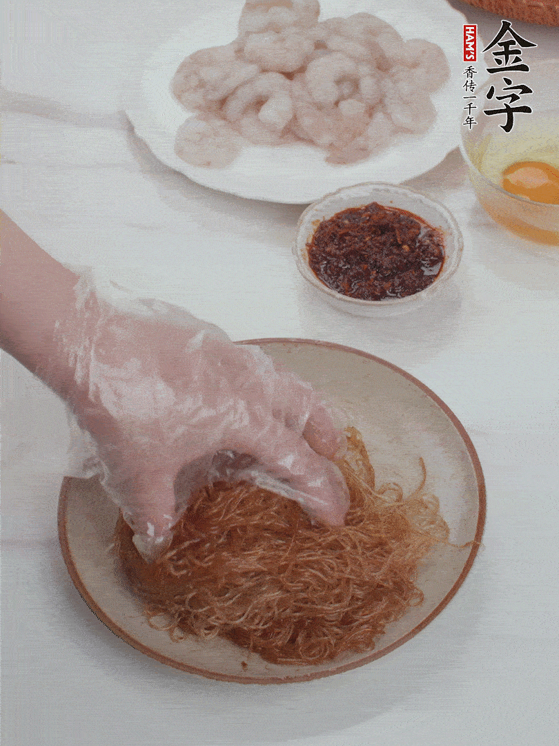 粉絲泡軟后，入沸水煮10秒，撈出后加1/2勺老抽、1/2勺食用油挑松。