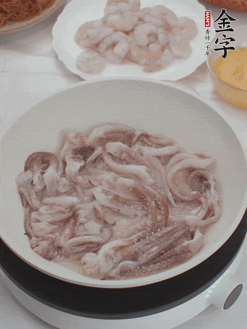 蝦仁、魷魚滑油，蛋液炒制半熟。
