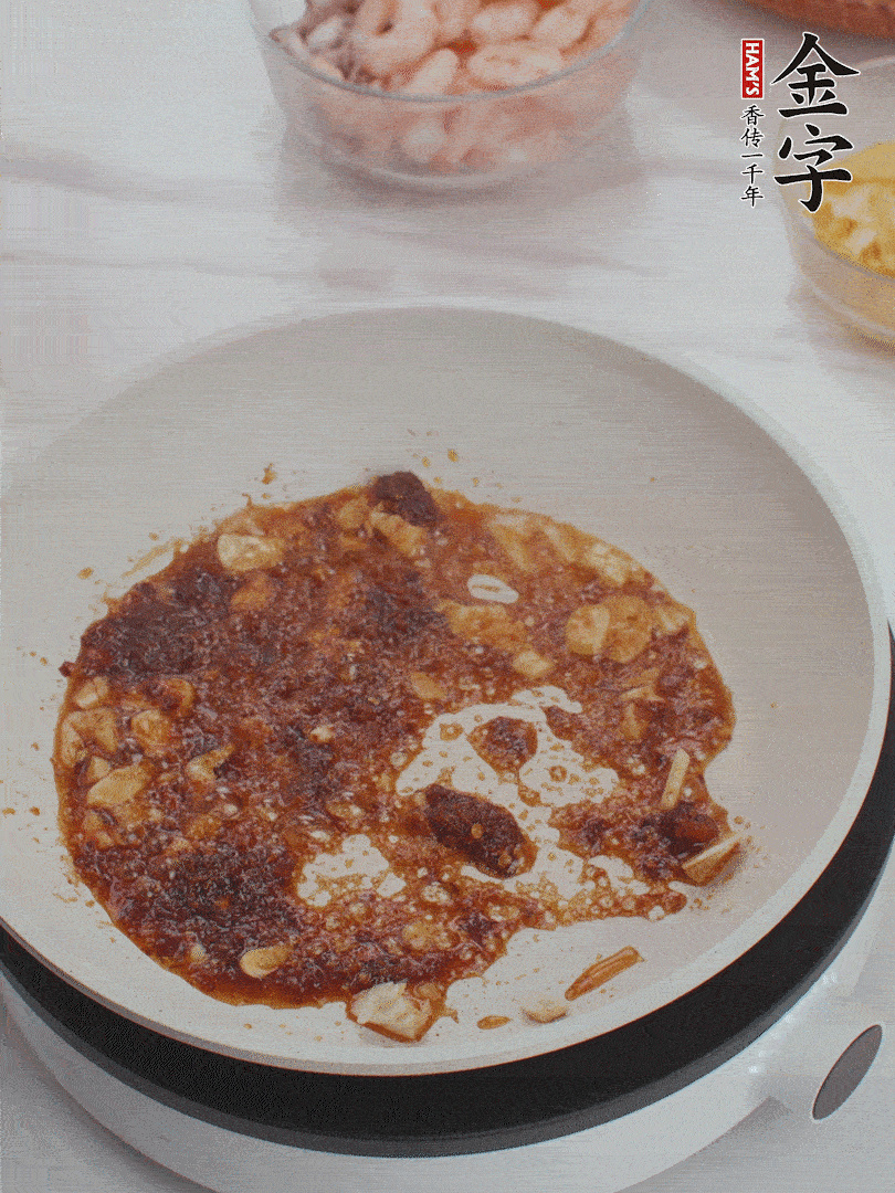 冷鍋熱油，1大勺金字火腿XO醬、蒜末炒香，倒粉絲一起炒。