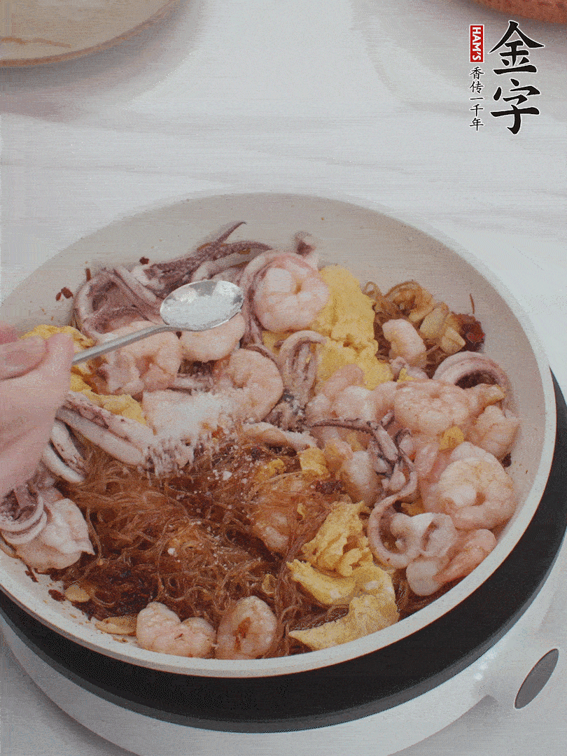 加雞蛋，蝦仁，魷魚混合。