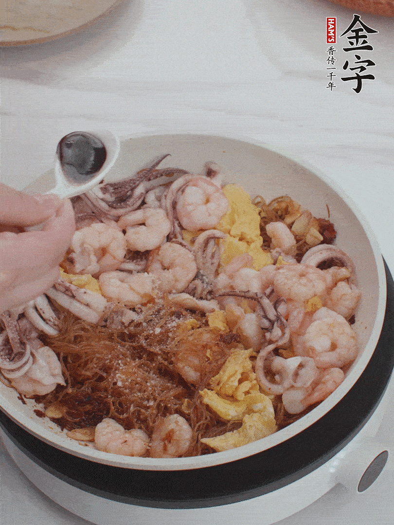 放1/3勺鹽、1/3勺雞精、1/3勺糖、2/3勺生抽調味。