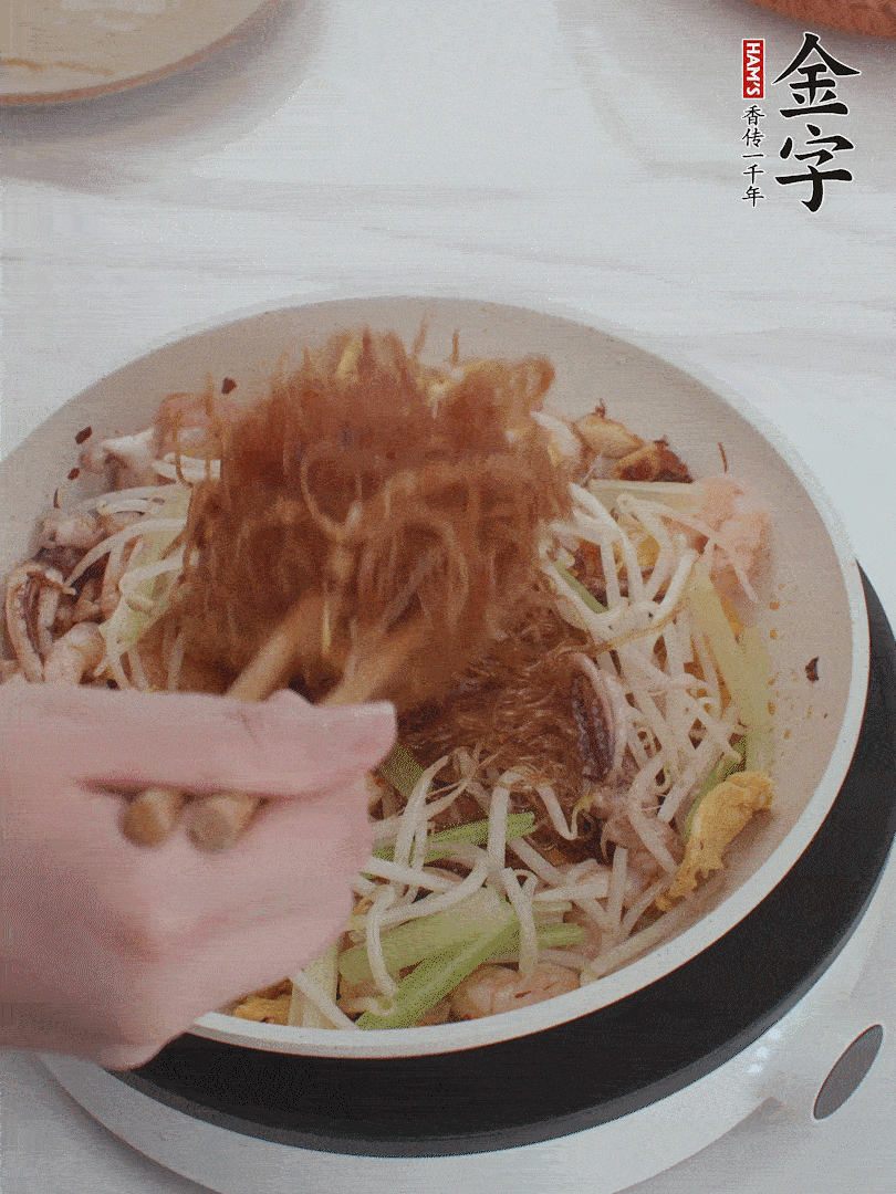 放焯好水的香芹、豆芽翻炒挑松。