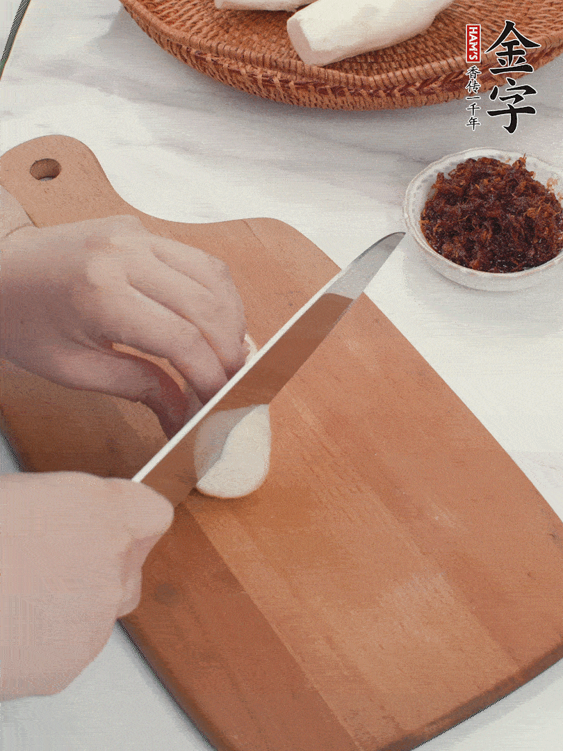 茭白剝殼，洗凈后切滾刀塊。