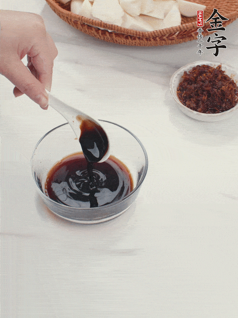 將生抽、老抽、黃酒和白砂糖在小碗里調成味汁。