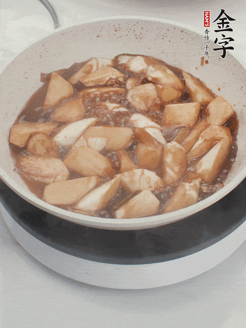 待茭白煸到微微發黃加入調好的味汁翻炒。加一小碗清水蓋蓋子燜3-4分鐘。