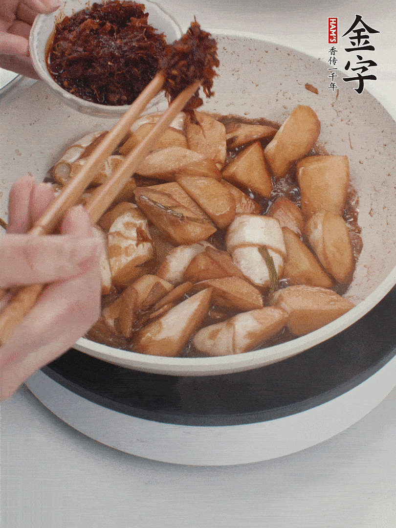 湯汁收濃，加金字火腿XO醬翻炒均勻。