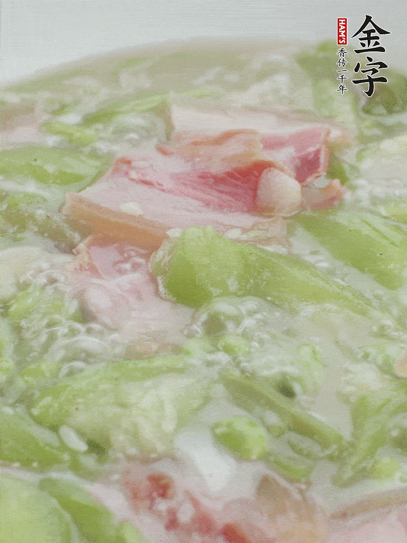 加一點熱水、白胡椒粉、雞精翻炒1分鐘。