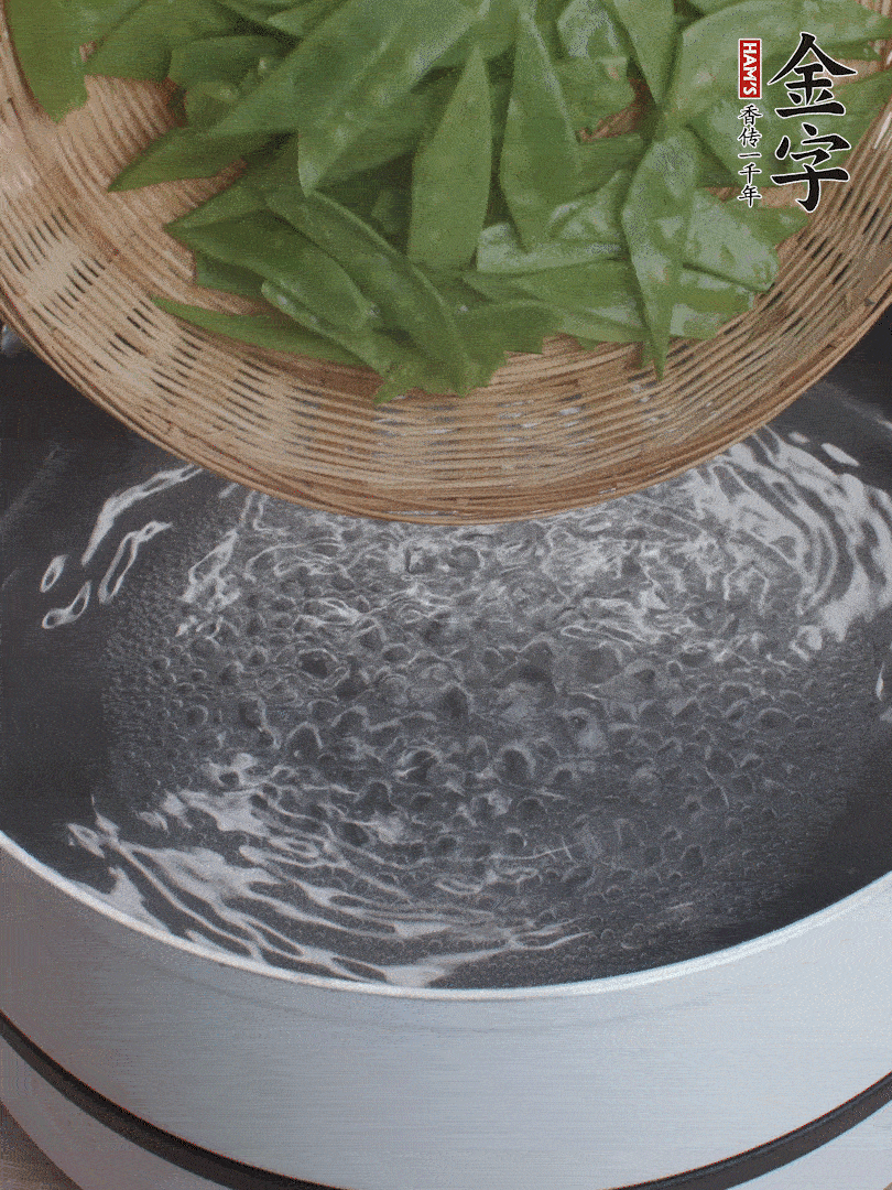 甜豆莢撕掉老筋，斜切兩半，焯水1分鐘。