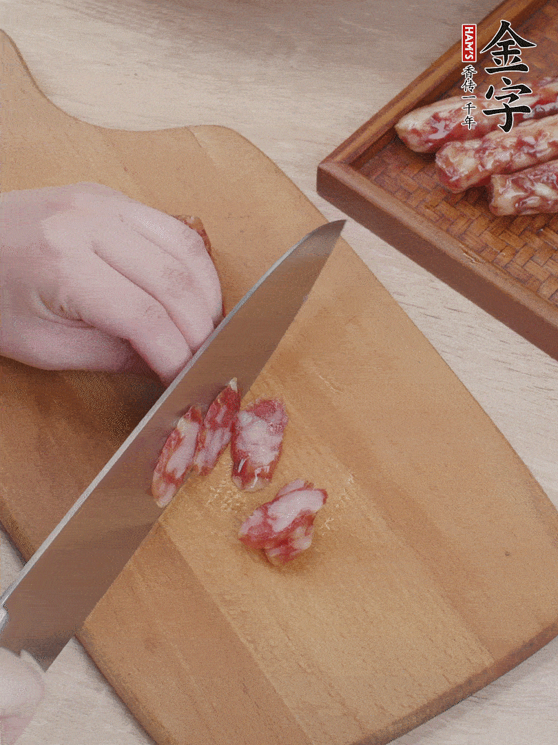 金字香腸斜切片，芹菜切段，小洋蔥切絲，綠菜椒切小塊。