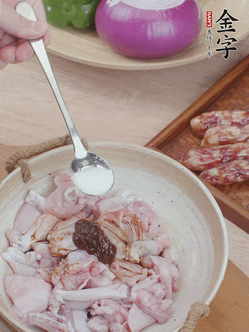 牛蛙塊加1勺柱候醬、1勺生抽、1/3勺白砂糖腌漬20分鐘。