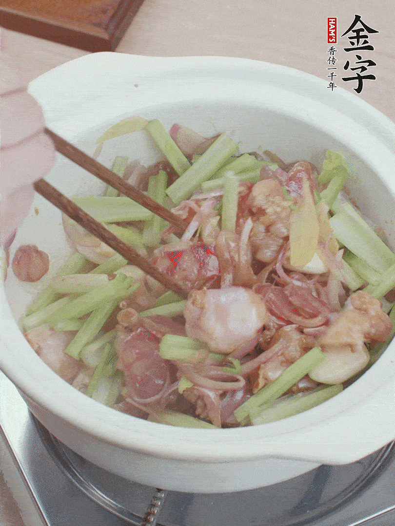 下牛蛙、芹菜、香腸翻炒。