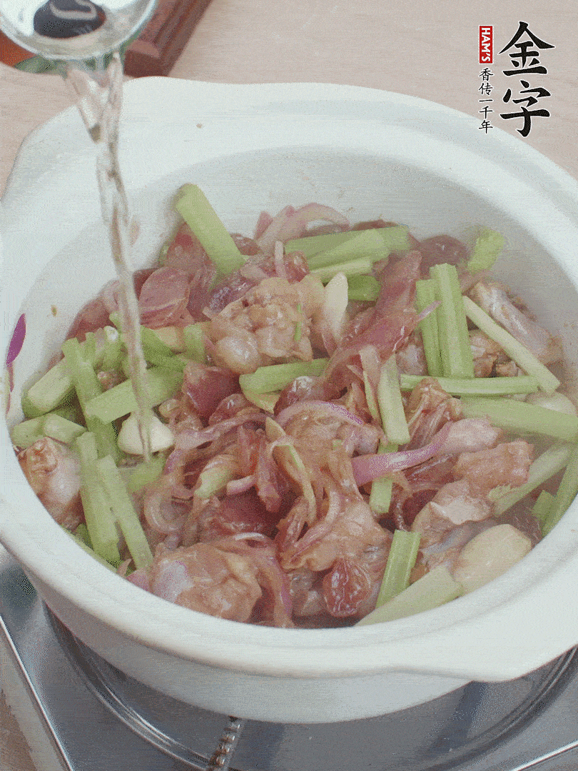 牛蛙變色后，淋點啤酒，加蓋后調小火燜10分鐘。