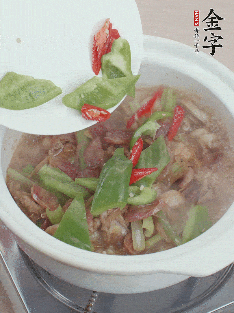 下綠菜椒，翻炒1分鐘。