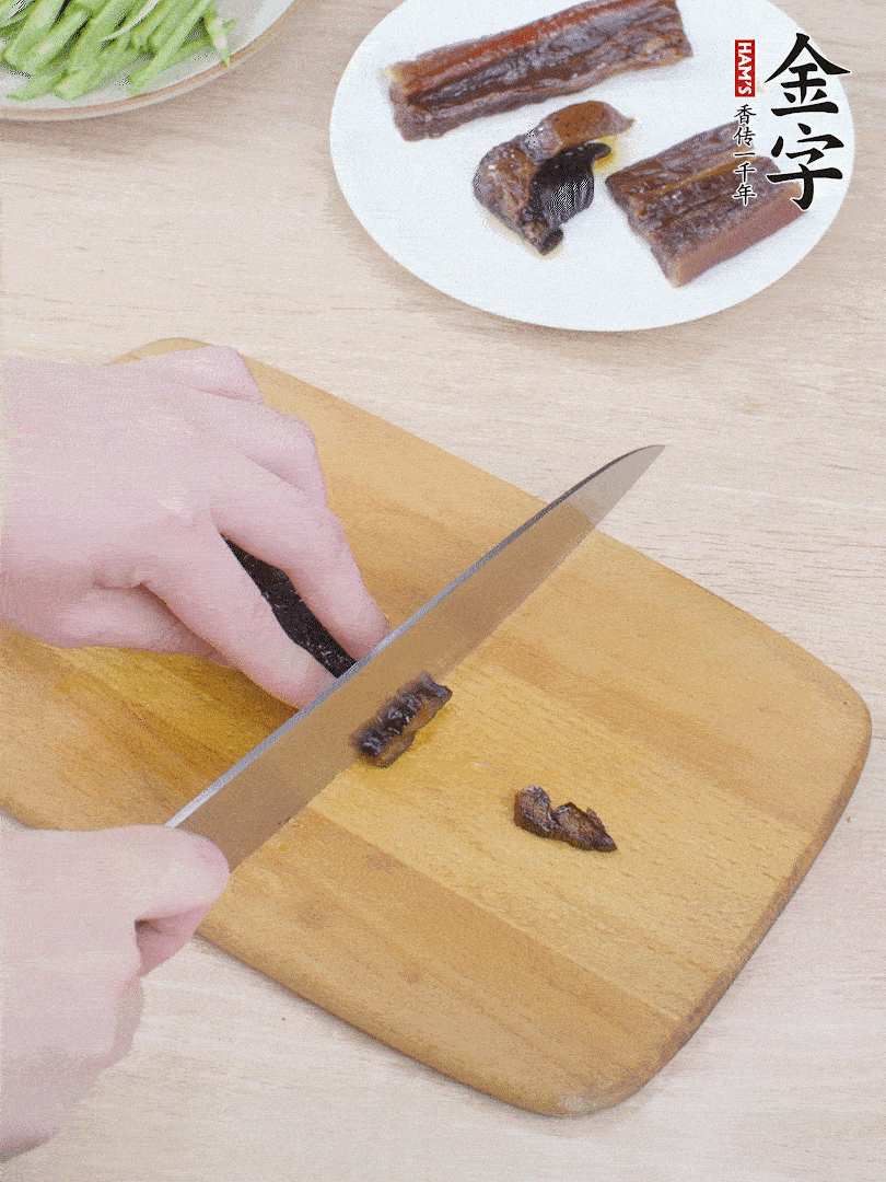 提前煮好的金字醬油肉切片。