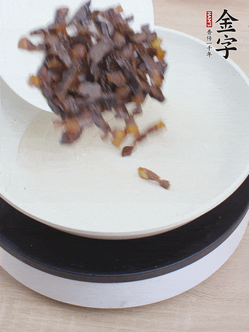 油熱倒醬油肉，編出香味。