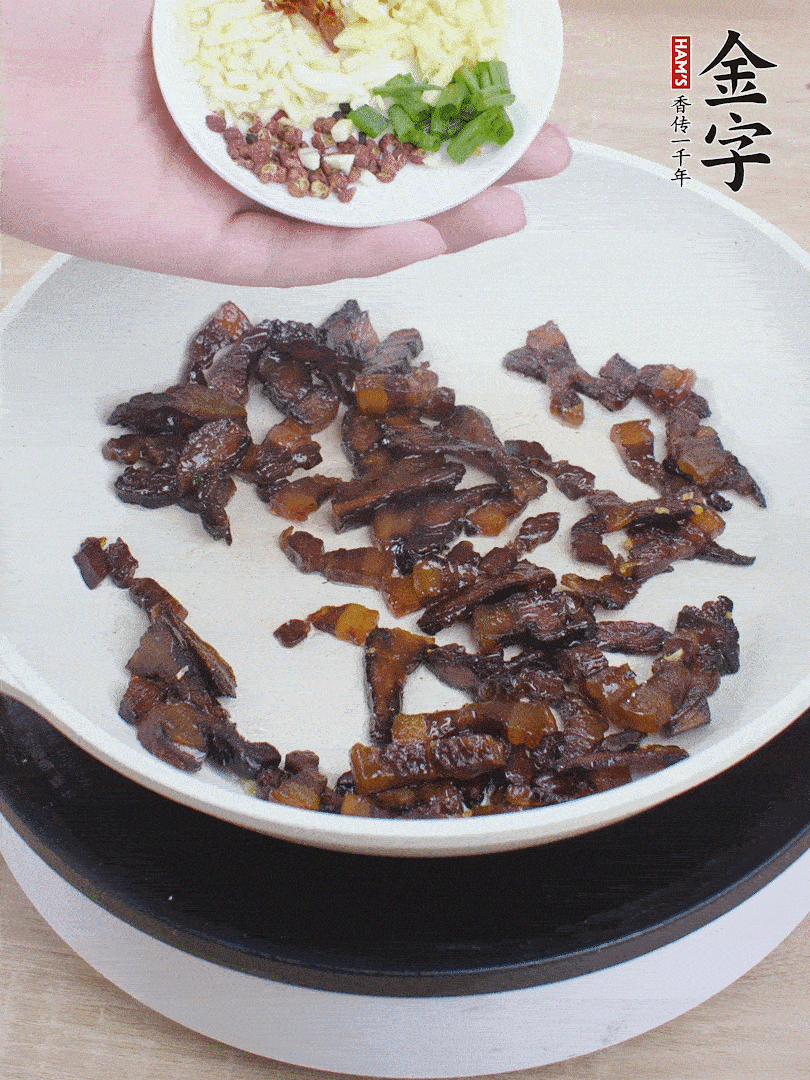 下蔥姜蒜、干辣椒、花椒粒炒香。