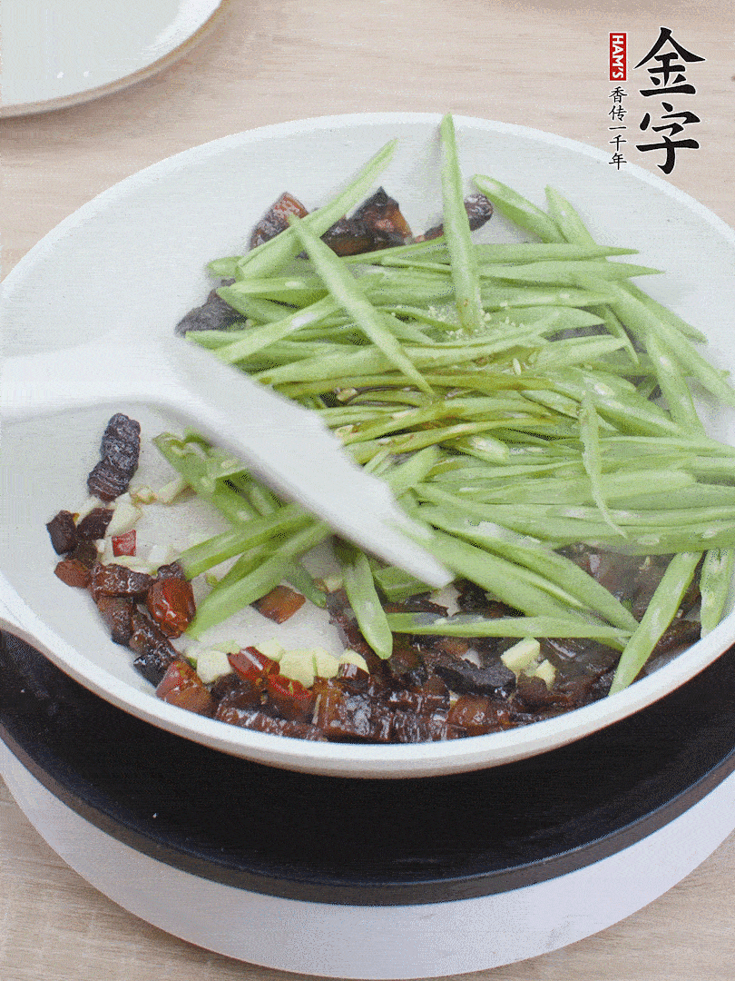 下豆角，生抽、雞精調味，炒到斷生。