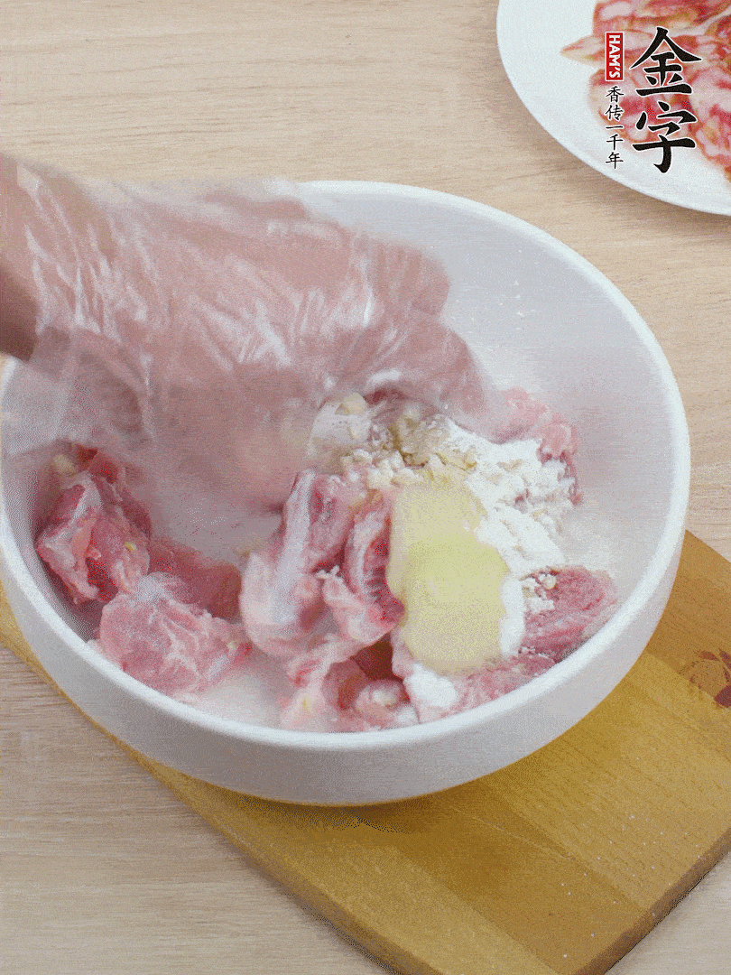 洗凈的小排，加鹽、姜、蒜末、淀粉、胡椒粉抓勻，腌制15分鐘。