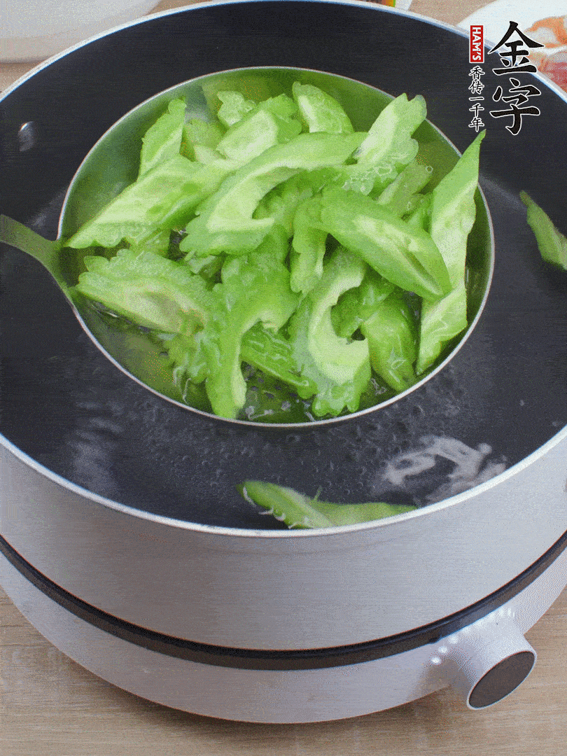 苦瓜去瓤切小塊，開(kāi)水中加鹽汆燙30秒。