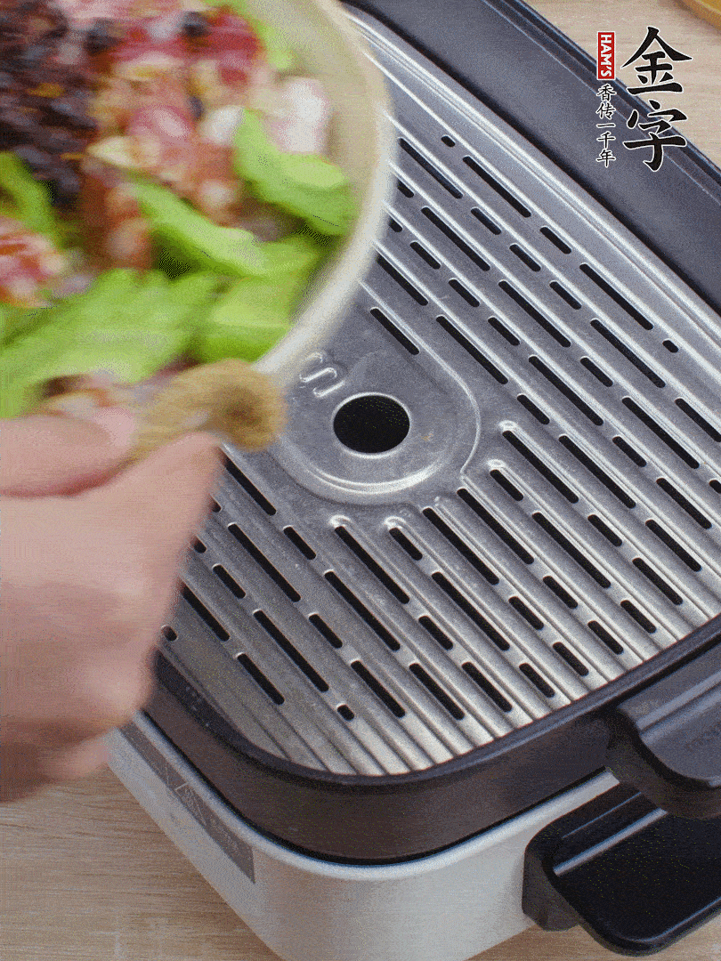 小排、苦瓜、香腸依次碼入，撒上豆豉蒸25分鐘。