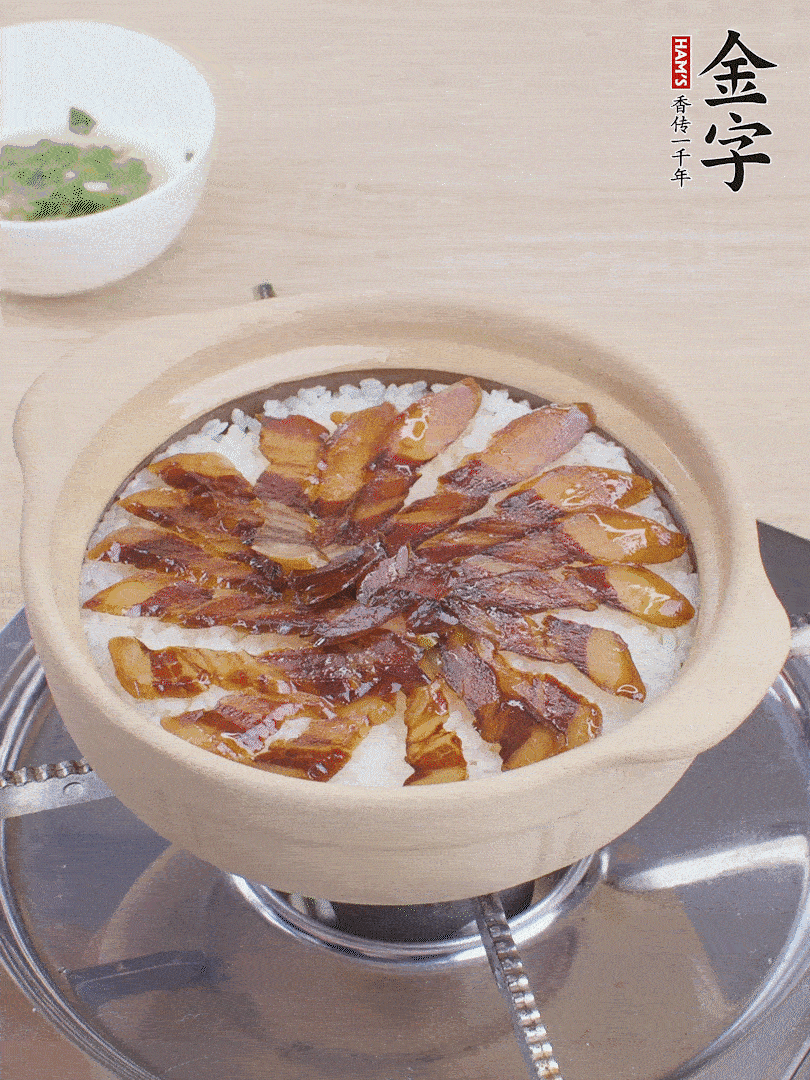 快收水時，鋪醬油肉，鍋邊淋點油，轉動砂鍋，燜煮2分鐘。