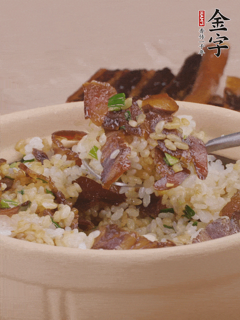 揭蓋后撒點蔥花裝飾，趁熱拌勻。