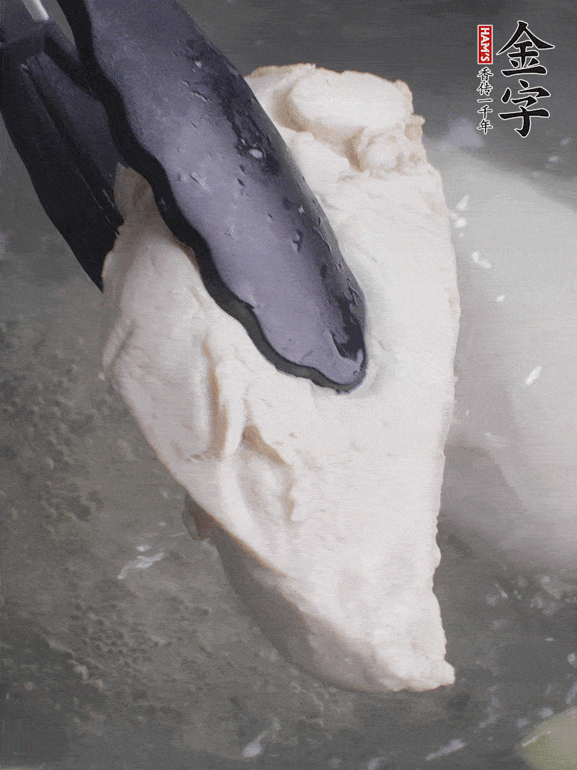 雞胸肉冷水下鍋，加姜片煮熟。過冰水撕成細絲。