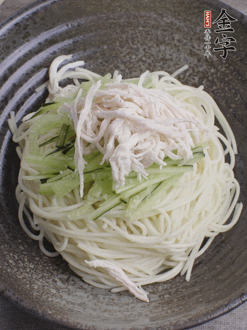 堿水面（熟）倒入大碗中，鋪上黃瓜絲、雞絲。