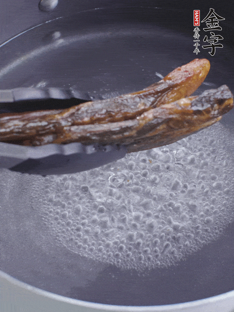 金字醬油肉水煮15分鐘，切薄片。