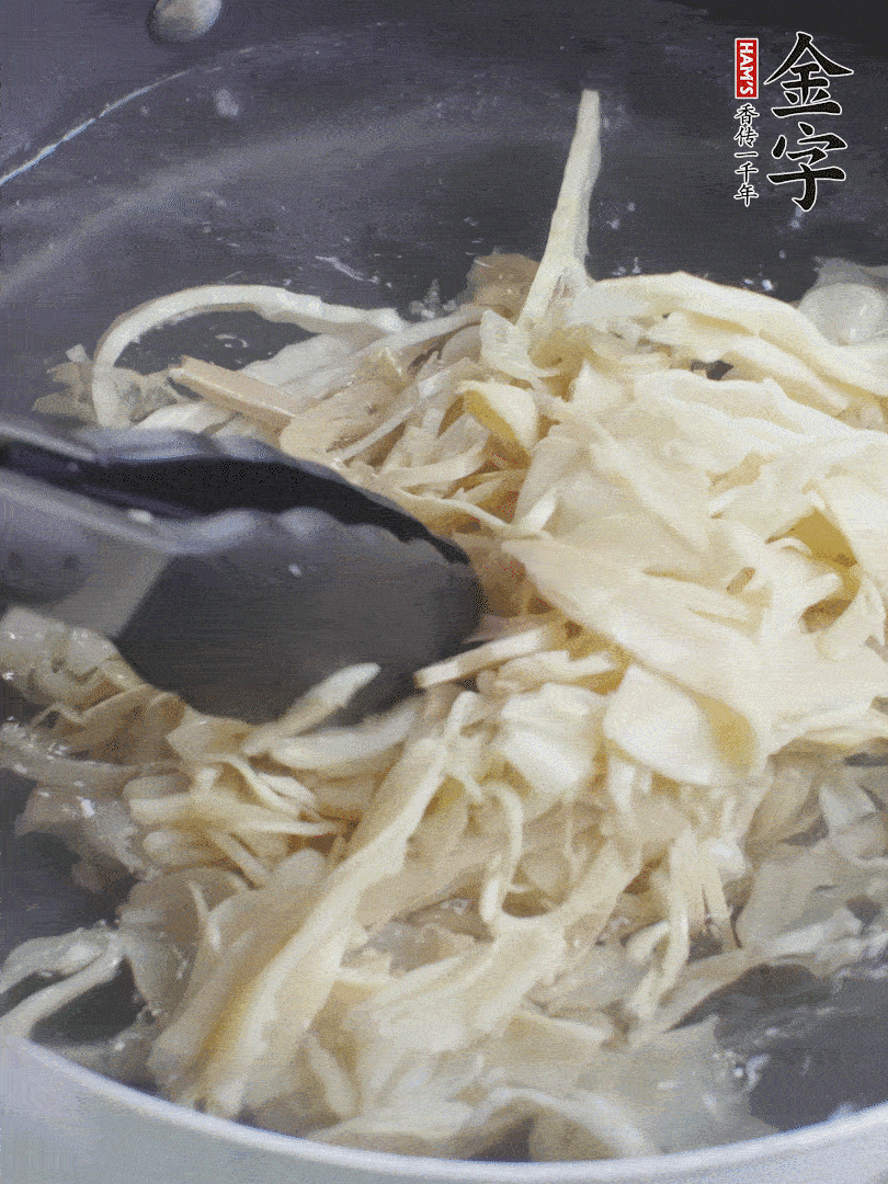 糯米筍焯水1分鐘，過涼水，擠干水份。