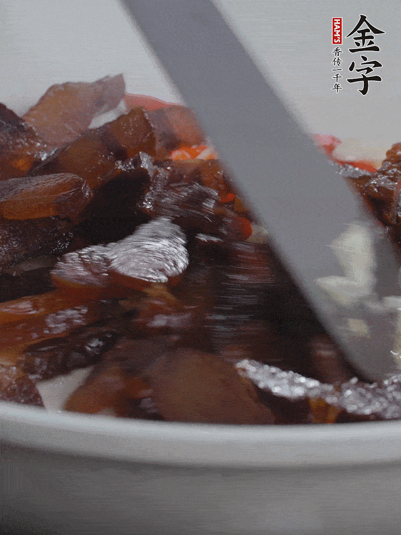 下醬油肉，煸出油脂。