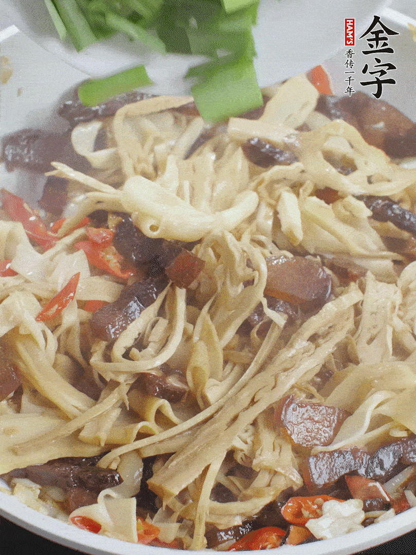 翻炒均勻，下蒜葉。