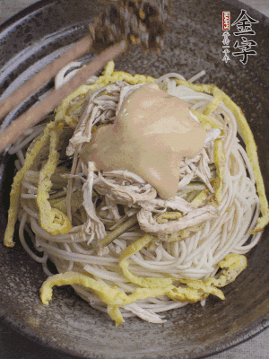 生抽1勺、醋1勺、芝麻醬1勺、金字火腿大師醬1勺。