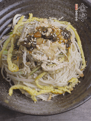 撒上花生碎、白芝麻、蔥花。