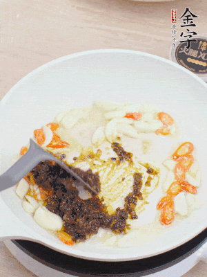 豬油下鍋，爆香蒜片、金字火腿XO醬。