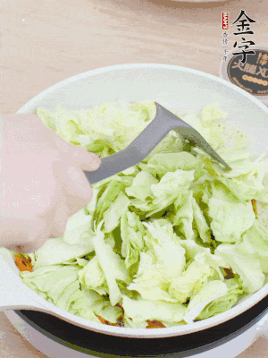 下卷心菜翻炒。