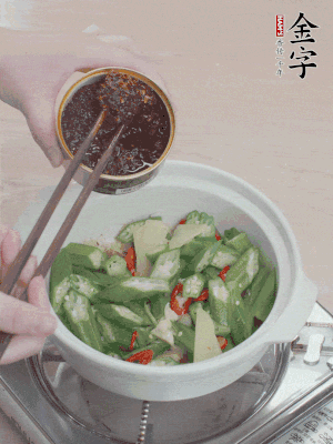 加1勺金字火腿干貝醬、1/2勺生抽攪拌均勻。