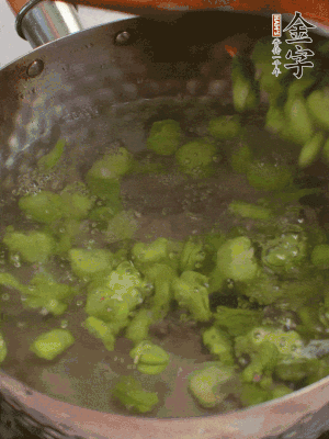 鍋中水沸，放一撮鹽，下蠶豆豆瓣焯3分鐘，下百合，3秒撈出，一起撈出瀝水。