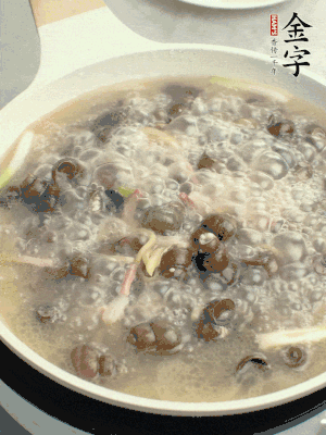 放辣椒，加一點(diǎn)鹽、糖，大火翻炒。