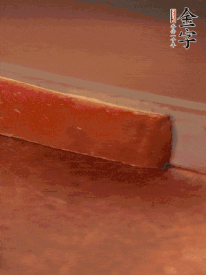 金字火腿上方去皮切薄片。