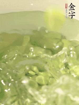 新鮮蠶豆熱水焯水30秒，然后浸入涼水。