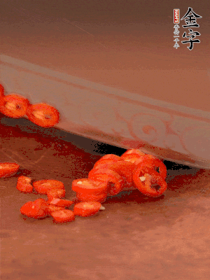 小米辣切圈，大蒜切片。