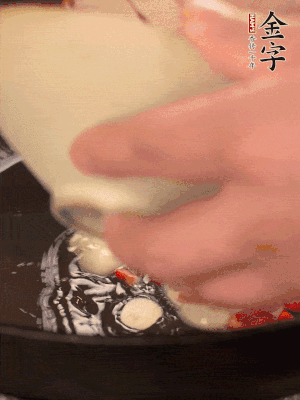 豬油潤鍋，下辣椒、大蒜、火腿片煸香。