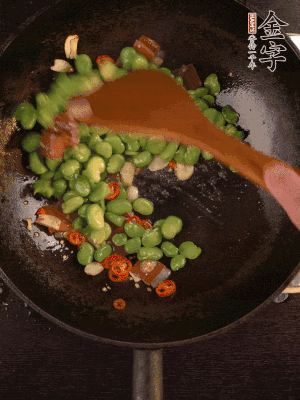 再下蠶豆煸炒，加1勺料酒調味。