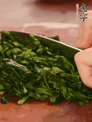 洗凈的菠菜加鹽焯水，撈出晾涼后攥干切碎。胡蘿卜切細(xì)絲。金字烤腸切園片。
