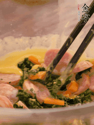 雞蛋、面粉、玉米油攪拌到無顆粒狀態(tài)。再加入菠菜、胡蘿卜、烤腸。少許鹽調(diào)味。