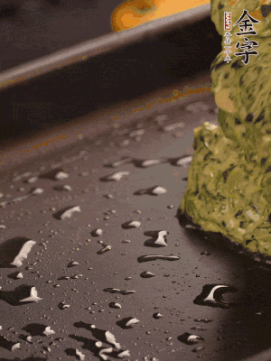 熱鍋擦一下油，下面糊攤平。