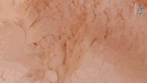 糯米粉中加入溫水，反復(fù)揉成團。