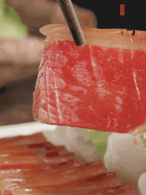 吃的時(shí)候，把薄片火腿放入荷葉夾中就可以了。