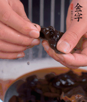 木耳冷水泡發(fā)，處理成小塊。（如果是小木耳就不用切了）